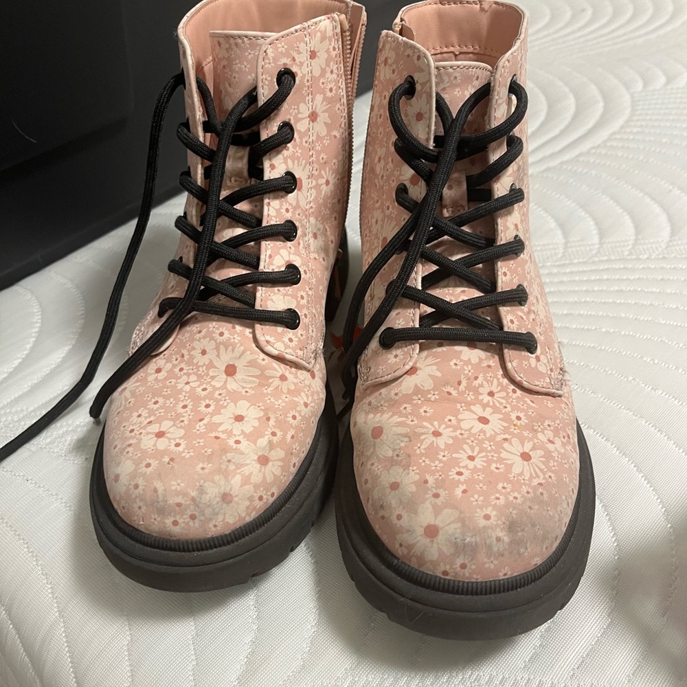 Cat & Jack Pink Speckled Boots with Black Laces